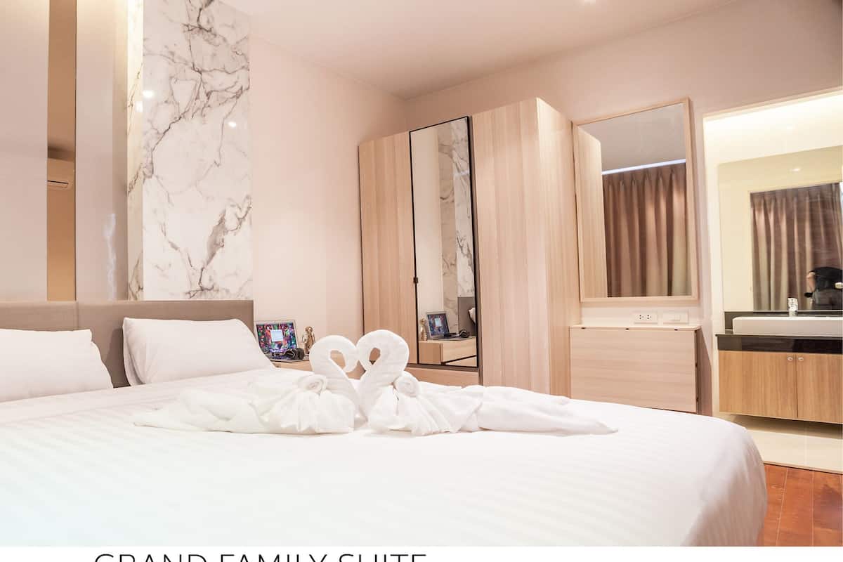 Grand appartement | Een bureau, verduisterende gordijnen