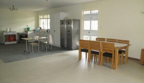 Fridge, microwave, oven, stovetop - Back to Africa House (Nairobi)