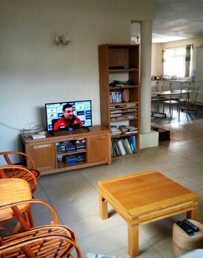 Smart TV 32-inch có truyền hình vệ tinh, TV 