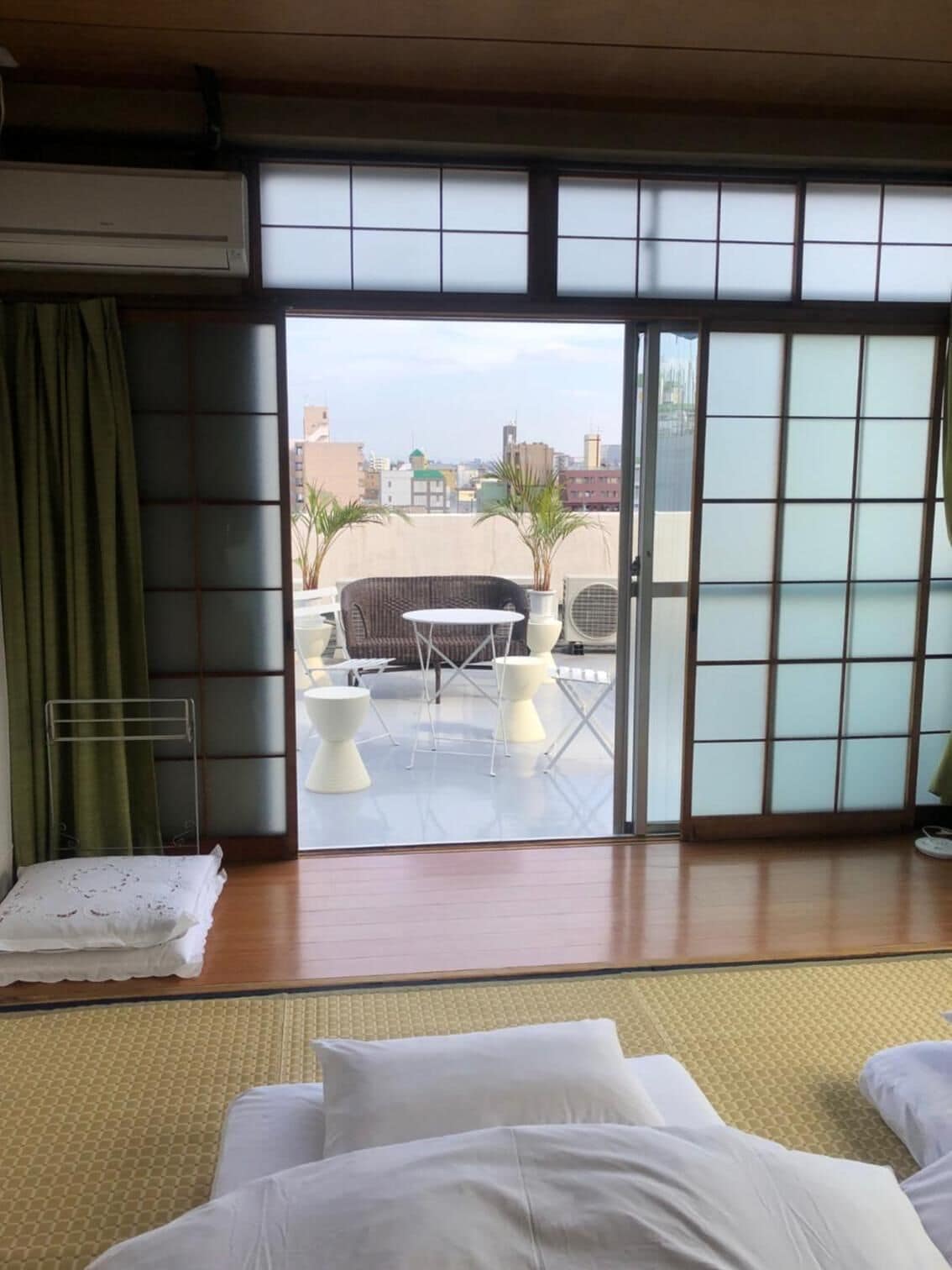 Desk, soundproofing, free WiFi