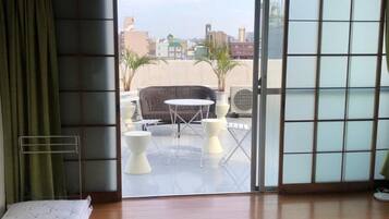 Desk, soundproofing, free WiFi