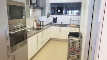 Refrigerador, microondas, horno, lavavajillas