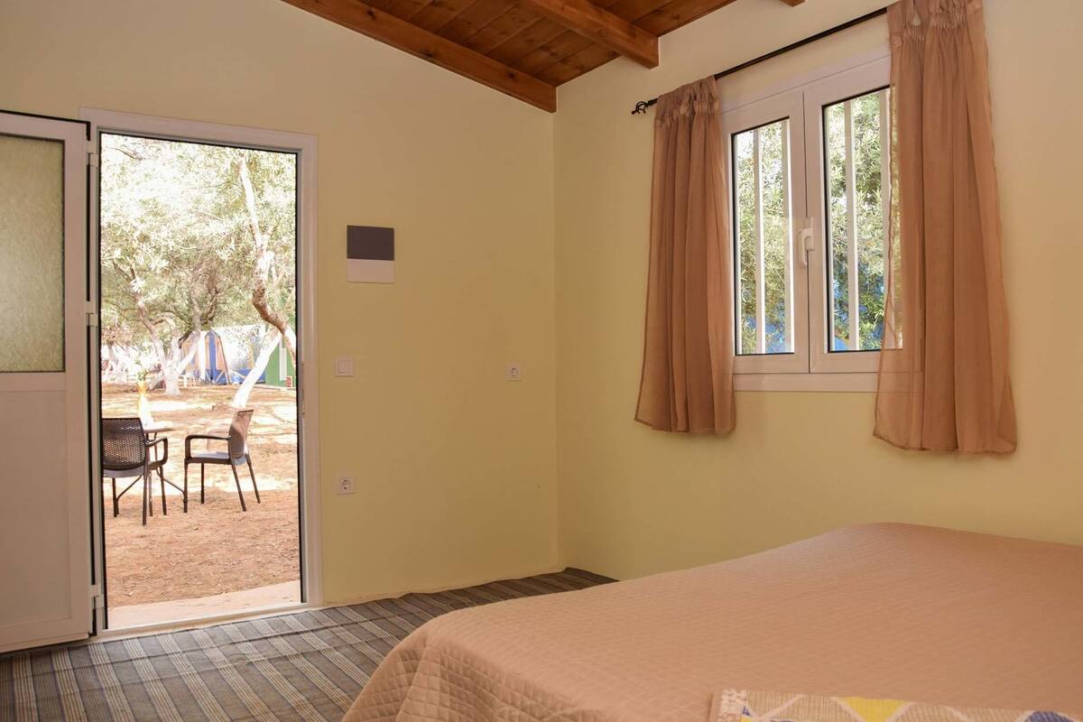 Bungalow with shared WC | 床單