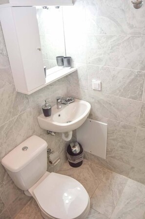 Bungalow | Banheiro | Chuveiro, chuveiro com efeito de chuva, toalhas de banho 