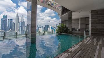 Una piscina techada, una piscina al aire libre