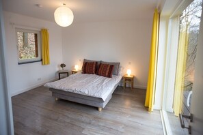 3 habitaciones, cuna de viaje y ropa de cama