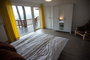 3 habitaciones, cuna de viaje y ropa de cama