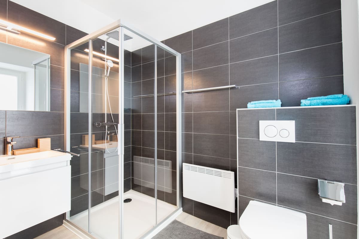 double room | bathroom | shower, rainfall showerhead, free toiletries, hair dryer