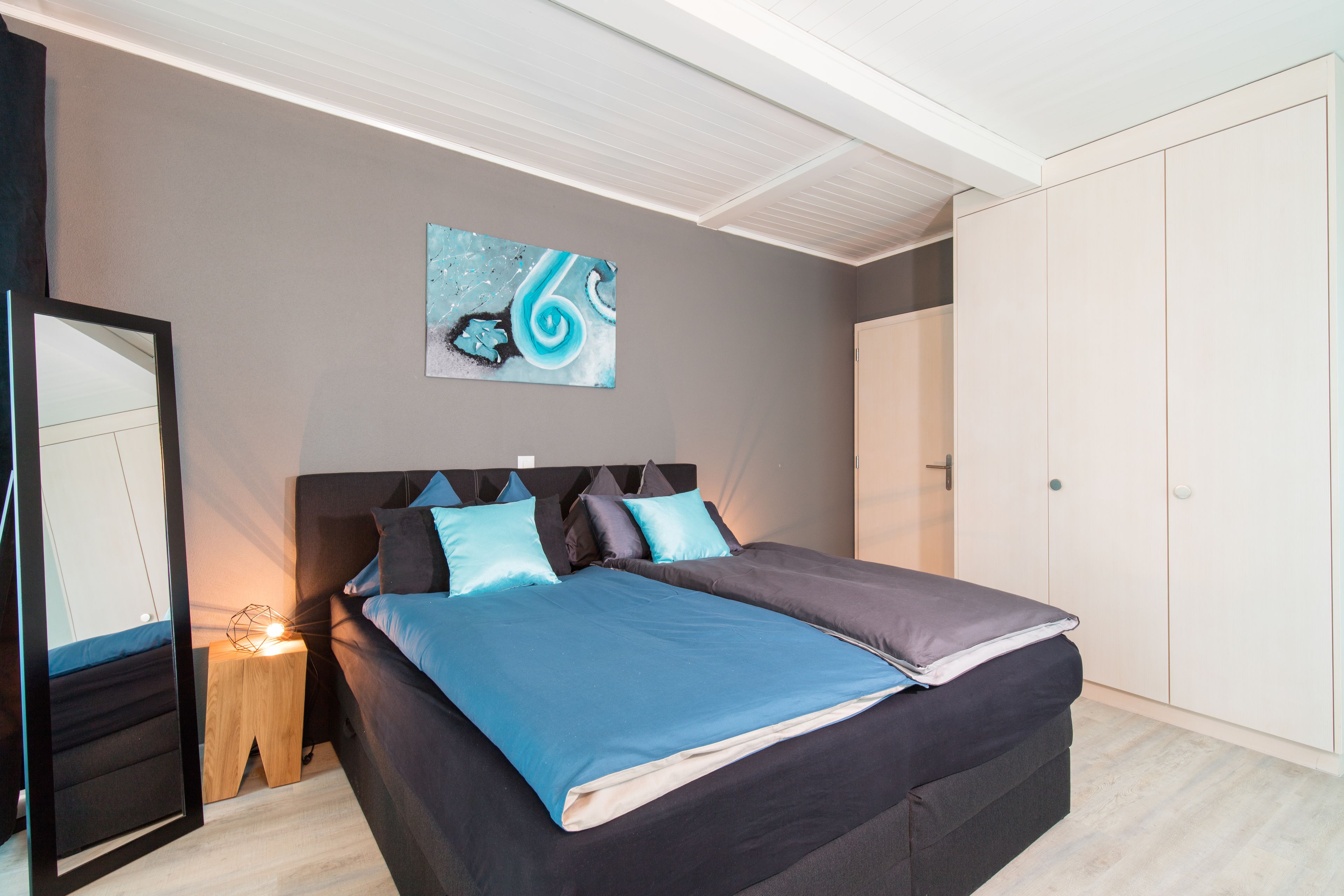 double room | hypo-allergenic bedding, pillow-top beds, individually decorated, desk