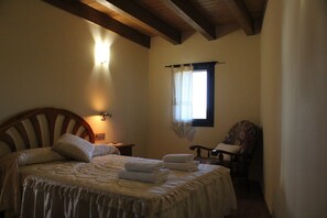 4 bedrooms, iron/ironing board, free WiFi, bed sheets - Quiet and cozy house (Vilaplana la Baronia de Rialb Lleida)