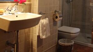 A bathroom with a sink, mirror, and a glass-enclosed shower. - Quiet and cozy house (Vilaplana la Baronia de Rialb Lleida)