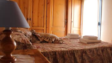 4 bedrooms, iron/ironing board, free WiFi, bed sheets