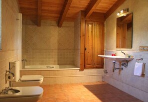 SĂšche-cheveux, serviettes fournies, savon, papier toilette