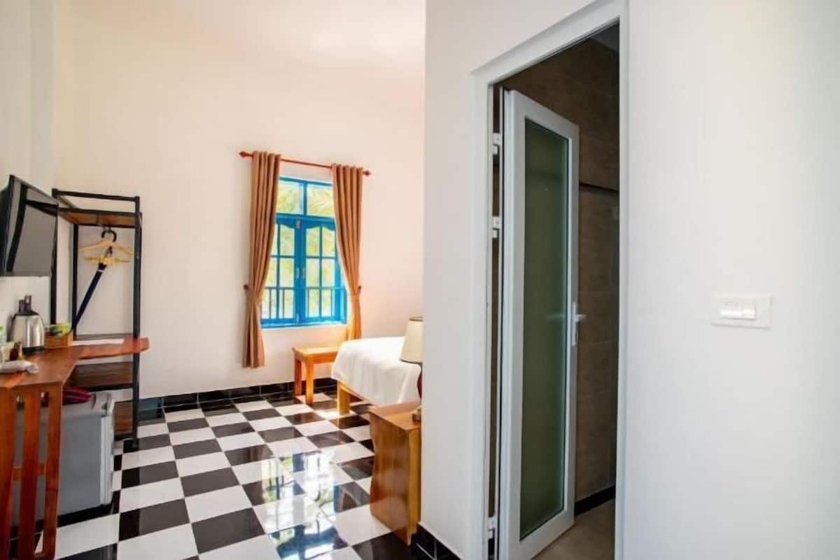 1 bedroom, Egyptian cotton sheets, premium bedding, down comforters