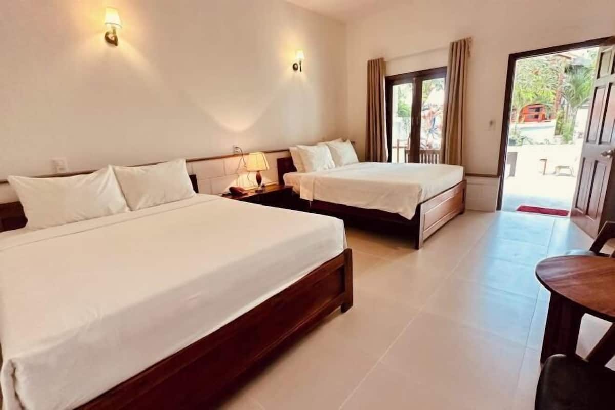 1 bedroom, Egyptian cotton sheets, premium bedding, down comforters