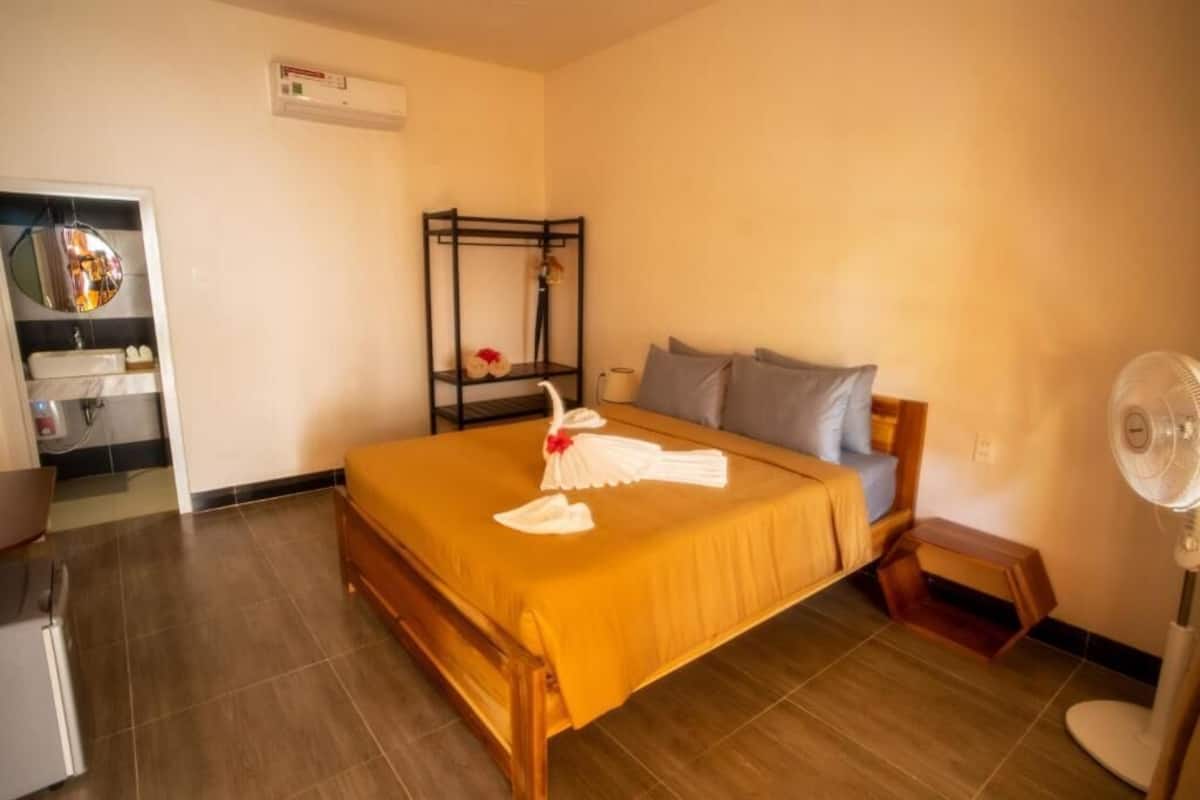 1 bedroom, Egyptian cotton sheets, premium bedding, down comforters