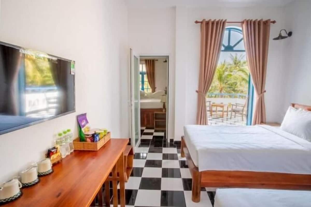 1 bedroom, Egyptian cotton sheets, premium bedding, down comforters