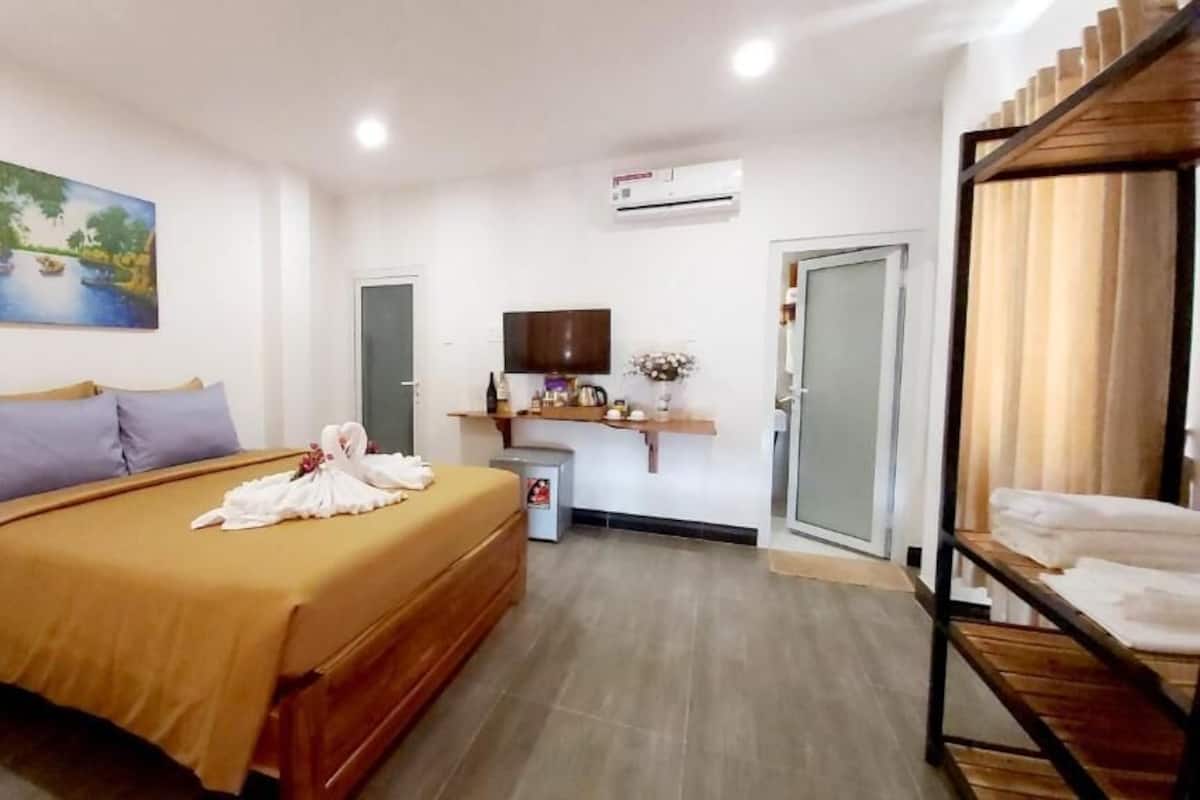 1 bedroom, Egyptian cotton sheets, premium bedding, down comforters