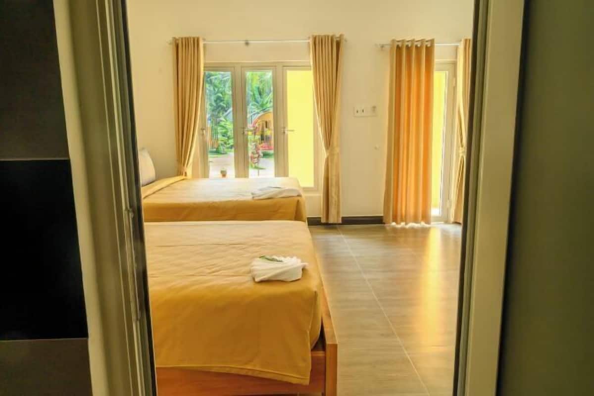 1 bedroom, Egyptian cotton sheets, premium bedding, down comforters