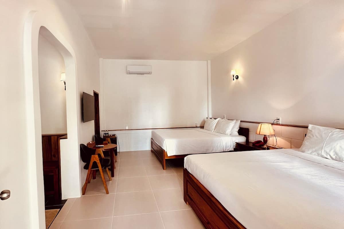 Deluxe Quadruple Room | 1 bedroom, Egyptian cotton sheets, premium bedding, down comforters