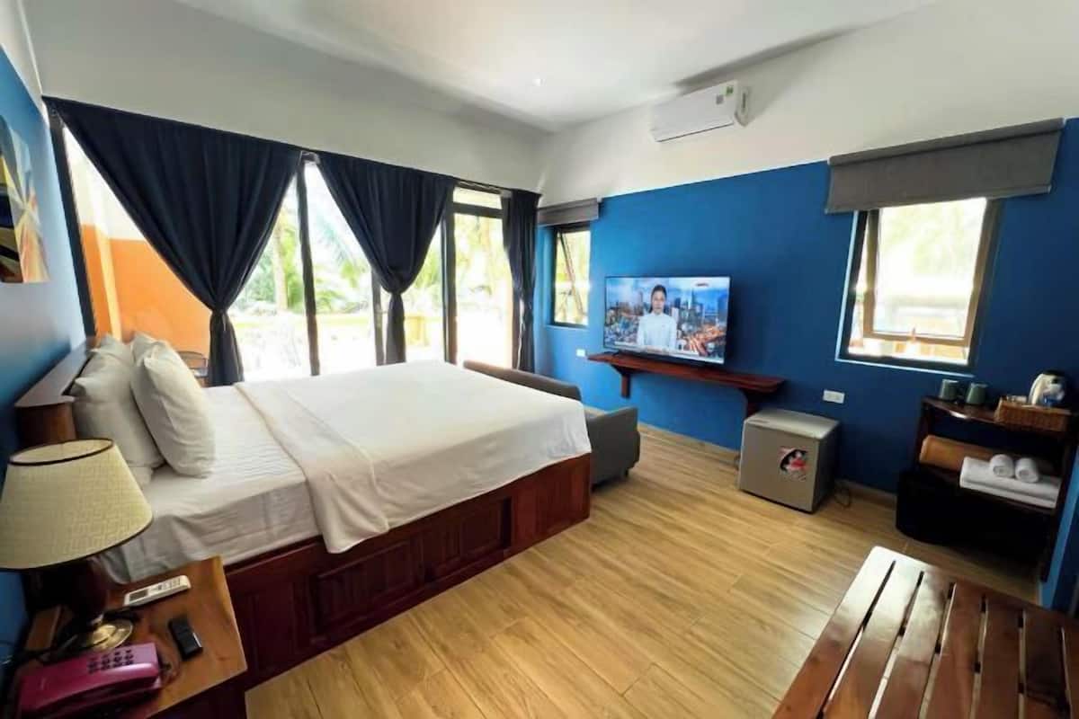 1 bedroom, Egyptian cotton sheets, premium bedding, down comforters