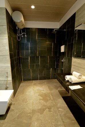 Camera Royal, 1 letto king | Bagno | Doccia, soffione a pioggia, set di cortesia gratuito, pantofole