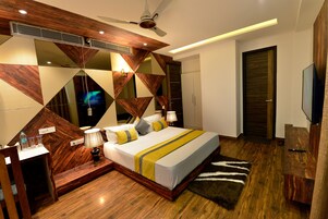 Royal Room, 1 King Bed | Individually decorated, individually furnished, desk, laptop workspace