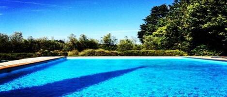 حمّام سباحة خارجي