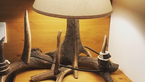 A lamp with a heart-shaped decoration on its shade, mounted on a wooden base with branches. - Chambres d'Hotes Maison Efftermatten (Andlau)