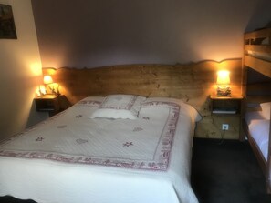 Trang trí khác biệt, trang bị nội thất với thiết kế riêng biệt, bàn 