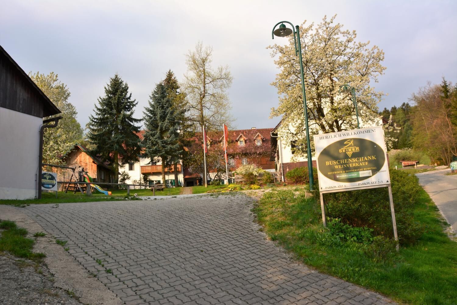 Ein Schild, das Besucher in einem Skigebiet willkommen heißt und Annehmlichkeiten wie einen Shuttle-Service und ein Restaurant anzeigt.