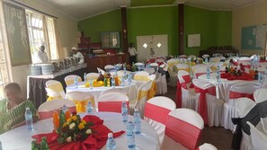 Breakfast, lunch, dinner served; local and international cuisine
