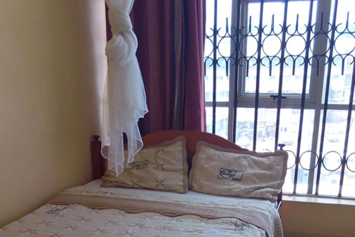 Escritorio, wifi gratis y ropa de cama