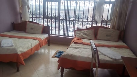 Escritorio, wifi gratis y ropa de cama