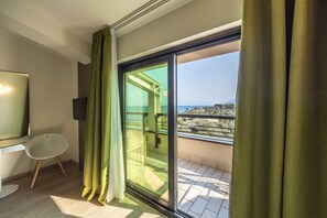 Dobbelt- eller tomannsrom, balkong, delvis utsikt mot innsjø | Dundyner, minibar, safe på rommet og individuelt dekorert