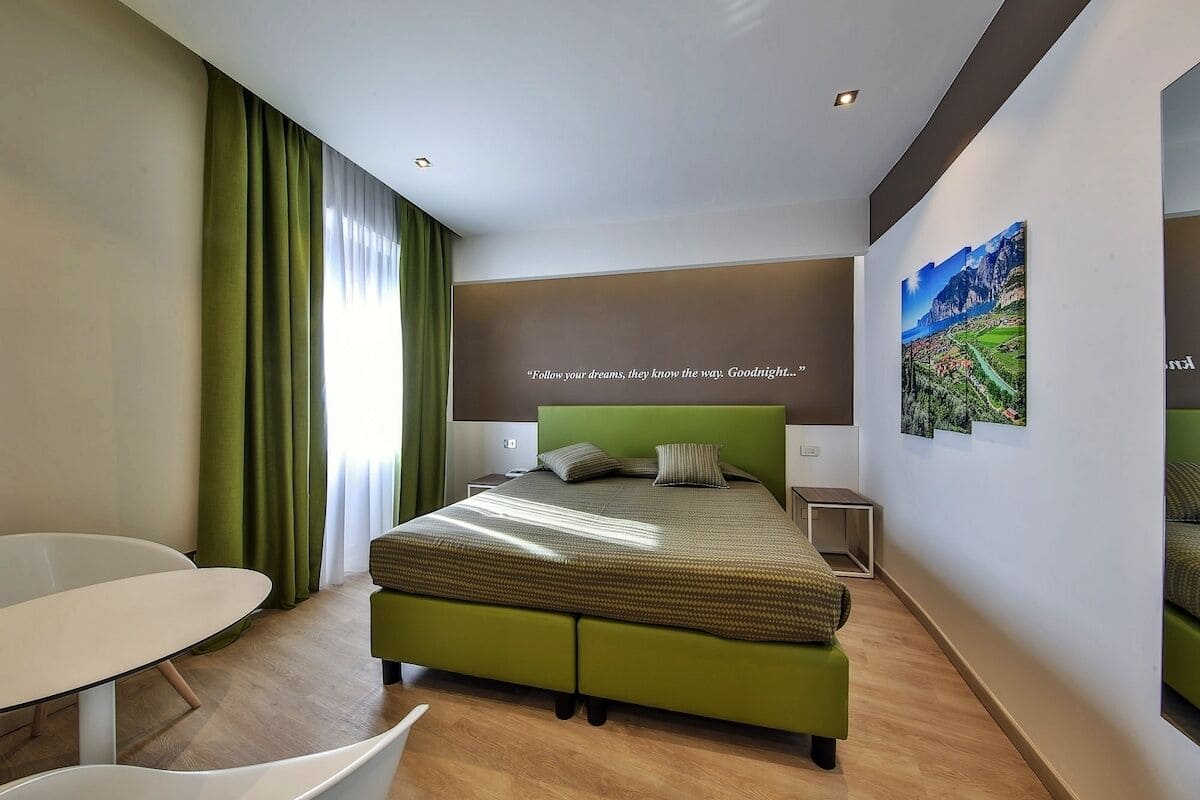 Phòng đôi hoặc 2 giường đơn Tiêu chuẩn, quang cảnh vư ờn (internal) | Chăn bông, minibar, két bảo mật tại phòng, bàn 