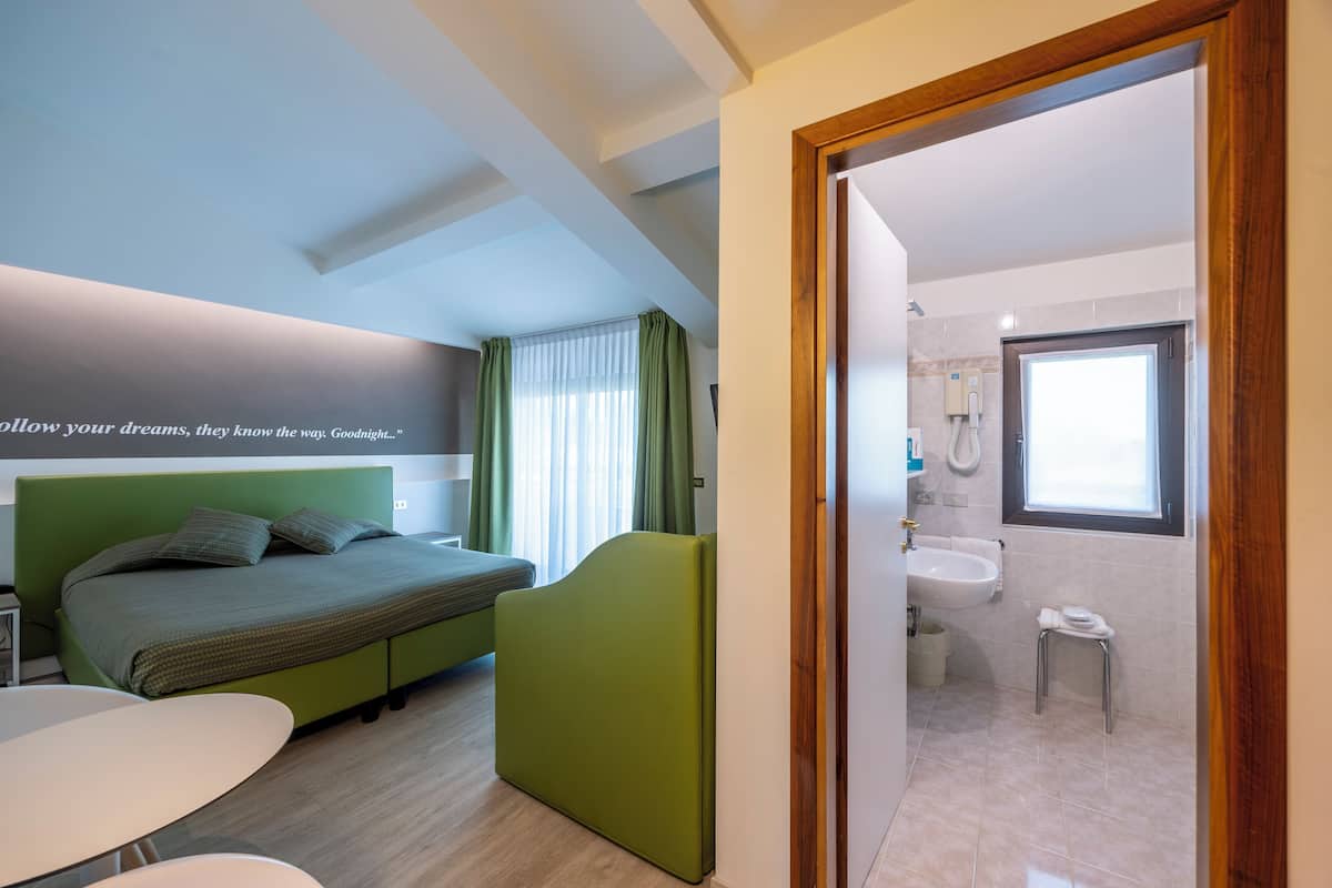 Double or Twin Room, Balcony, Partial Lake View | Gebar bulu kapas, bar mini, peti besi dalam bilik