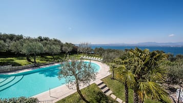 Außenpool (je nach Saison geöffnet), Liegestühle