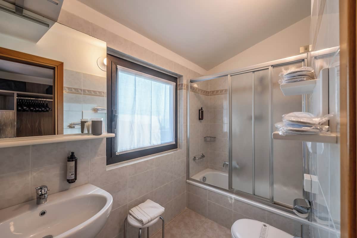 family suite, balcony, lake view | bathroom | deep-soaking bathtub, free toiletries, hair dryer, bidet