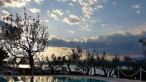 Piscina con una vista despejada del cielo y árboles circundantes.