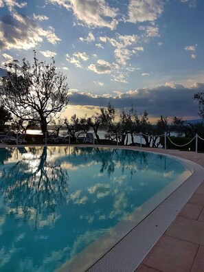Seasonal outdoor pool, sun loungers - Hotel Ideal (Sirmione)