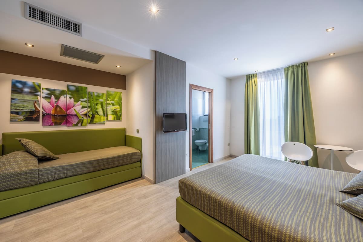 Standard Quadruple Room, Balcony, Partial Lake View | Gebar bulu kapas, bar mini, peti besi dalam bilik