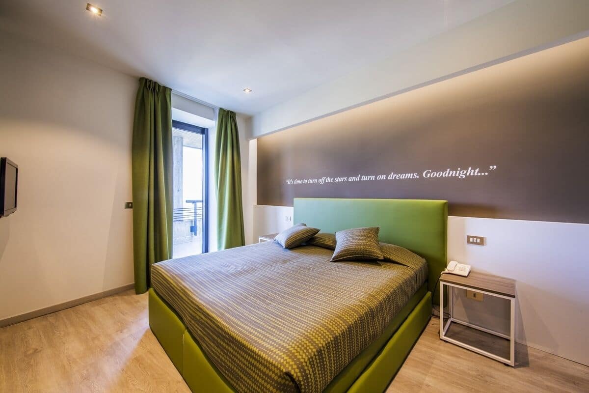 Phòng đôi hoặc 2 giường đơn, ban công (Grotte di Catullo 1st floor) | Chăn bông, minibar, két bảo mật tại phòng, bàn 