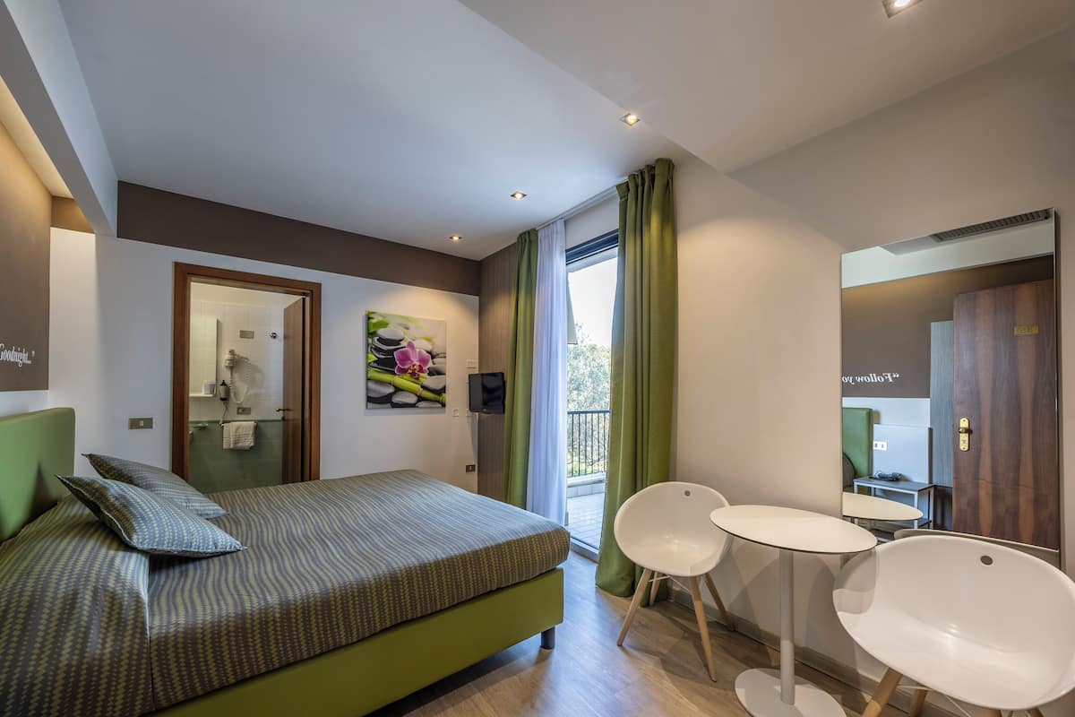 Double or Twin Room, Balcony, Pool View | Gebar bulu kapas, bar mini, peti besi dalam bilik