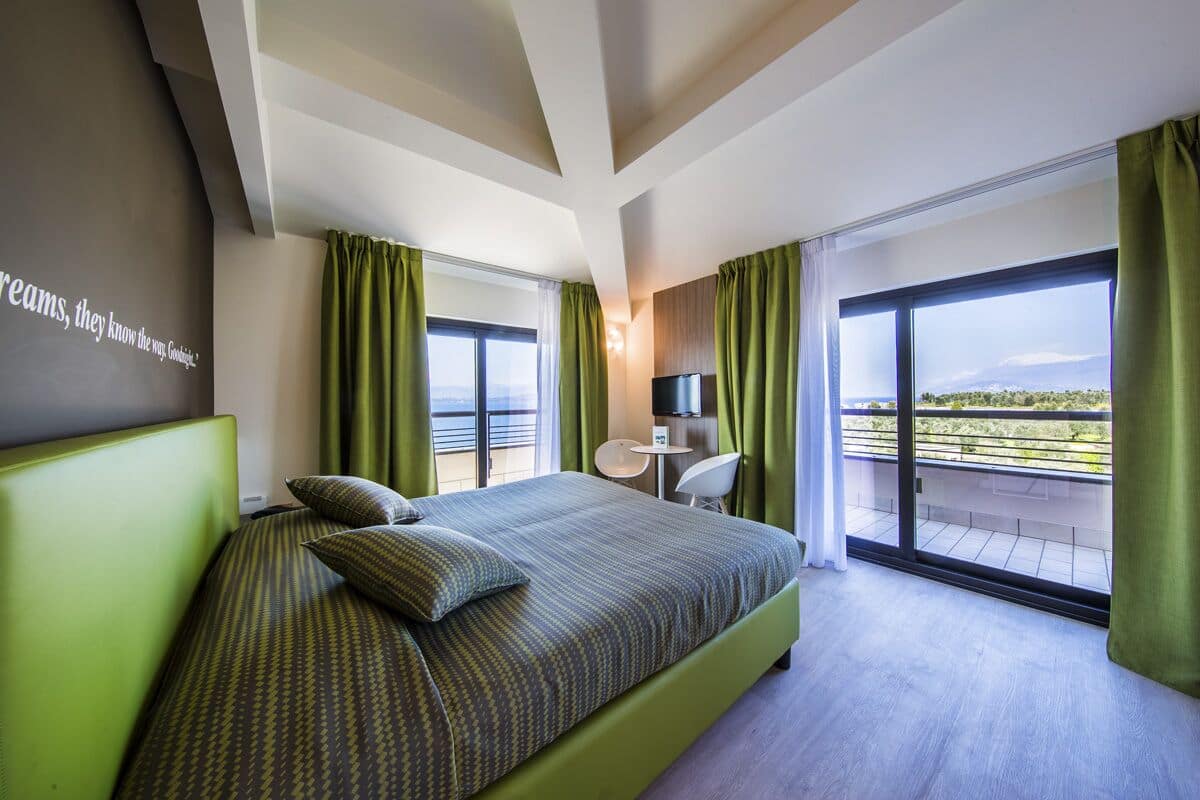 Superior Double Room, Balcony, Lake View | Gebar bulu kapas, bar mini, peti besi dalam bilik