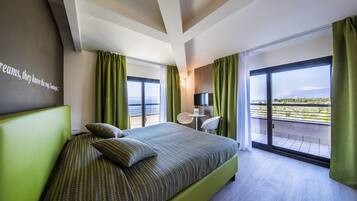 Doppia Superior, balcone, vista lago | Copriletto in piuma, minibar, una cassaforte in camera