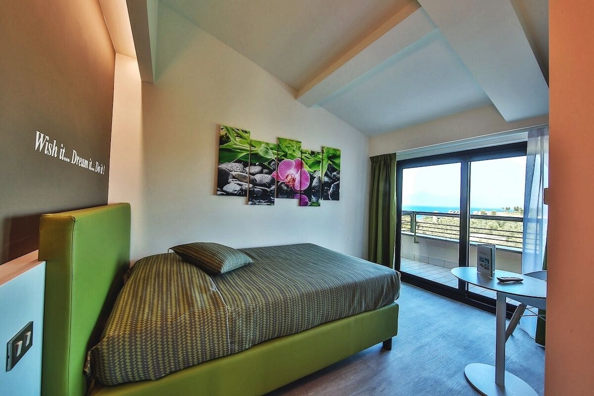 Phòng đơn Deluxe, ban công, quang cảnh một phần hồ | Chăn bông, minibar, két bảo mật tại phòng, bàn 