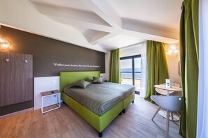 Superior Double Room, Balcony, Lake View | Gebar bulu kapas, bar mini, peti besi dalam bilik 