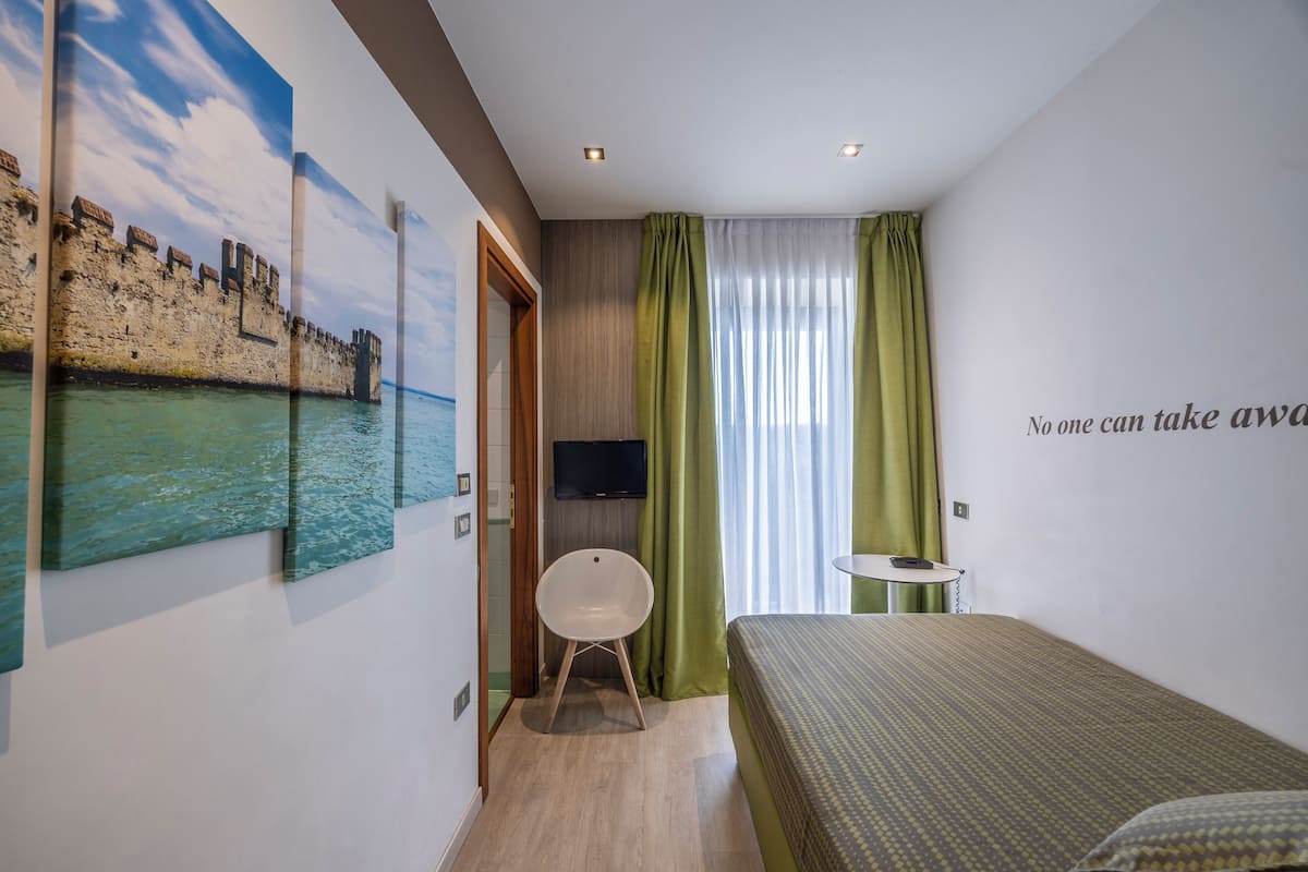 Standard Single Room, Balcony, Garden View (1st floor) | Gebar bulu kapas, bar mini, peti besi dalam bilik