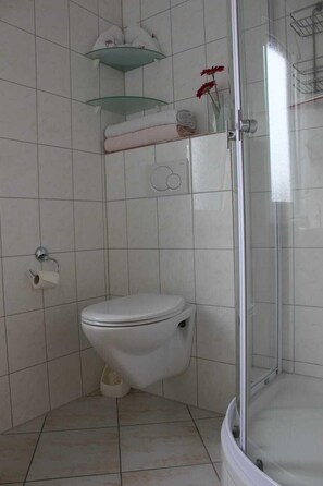 Apartment (2) | Bathroom | Towels, toilet paper